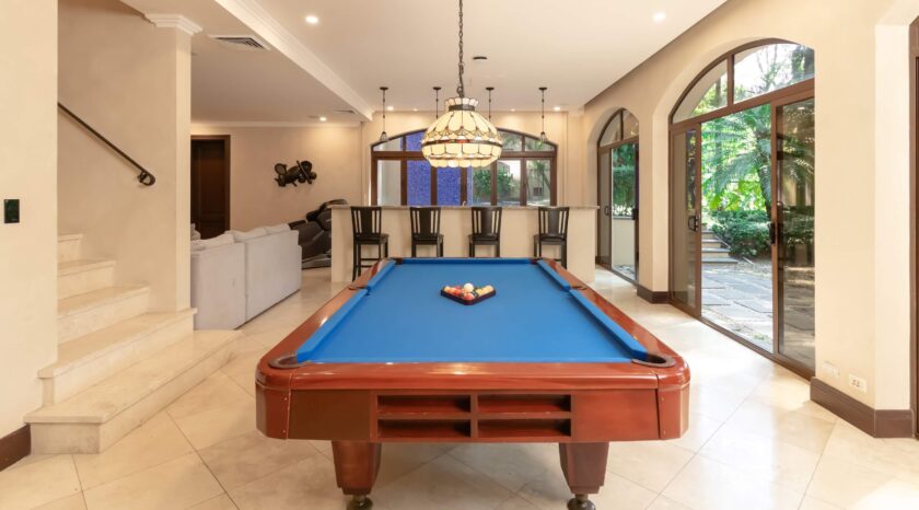 Bar & Pool Table